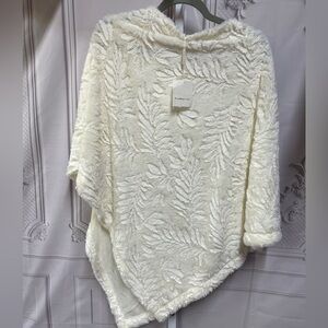 Do Everything in Love Cream Faux Fur Poncho Boho Cozy Core One Size